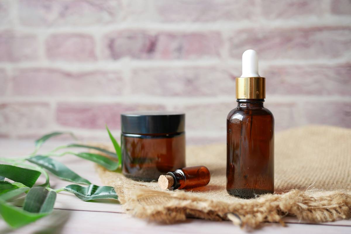 Side-by-side comparison of eco beauty advantages in natural makeup longevity and skin compatibility